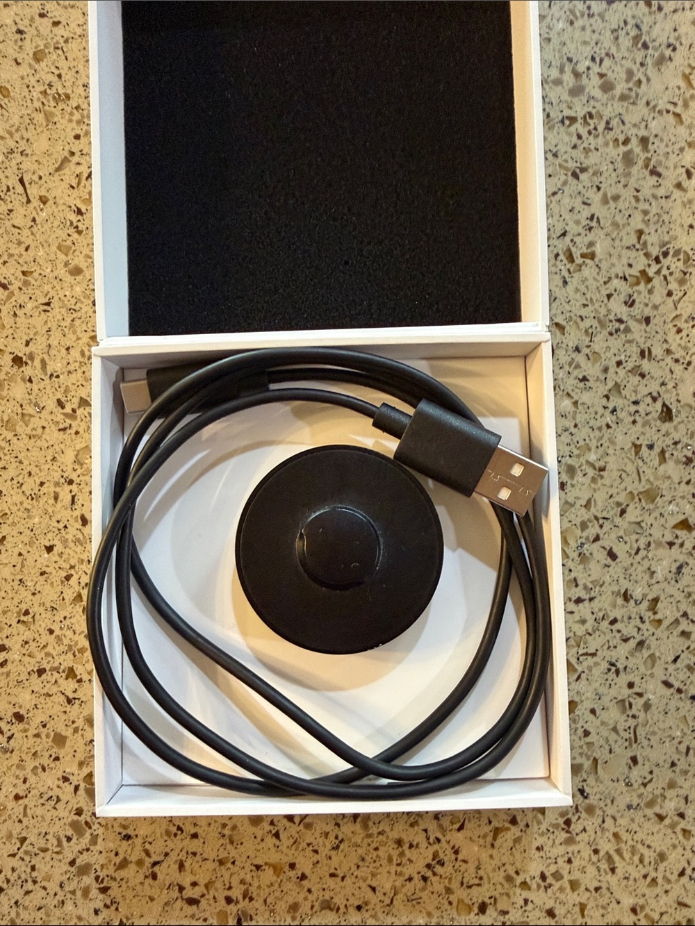 Oura Horizon Ring in Gold and Black - Picture 2 of 3
